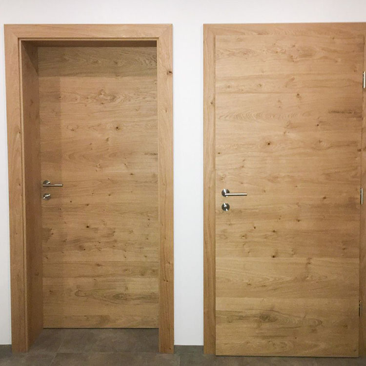 Das Bild zeigt zwei eingebaute Türen aus Eiche.