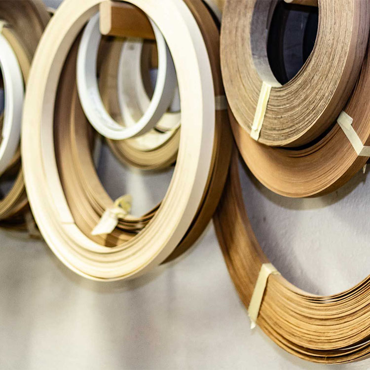 verschiedene farbige Kleberollen, die für einen dekorativen Abschluss von Möbeln verwendet werden.